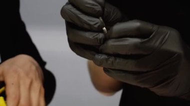 Bir uzman mücevher salonundaki altın ürünlerin kalitesini kontrol eder. Değerli metalleri parçalamak için halka ve zincir kesmek. Bir rehinci dükkanında pahalı malların uzmanlığı ve incelenmesi.