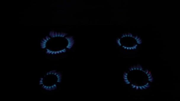 Plynový Hořák Sporáku Kuchyni Rozsvítí Hořící Modrý Plamen Ohně Tmě — Stock video