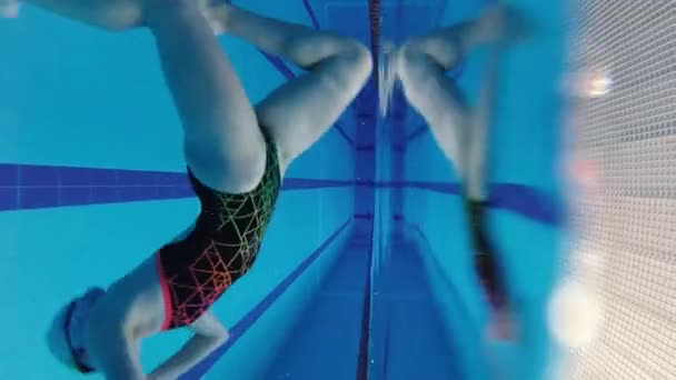 Sportvrouw Van Synchroon Zwemmen Een Trainingspak Een Duikbril Een Badmuts — Stockvideo