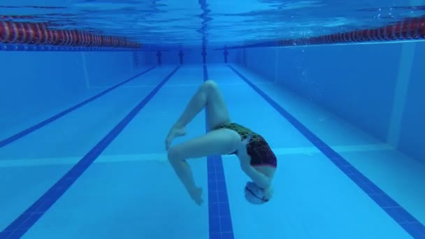 Eşofman Içinde Senkronize Yüzme Sporcusu Dalış Için Gözlük Takıyor Yüzmek — Stok video