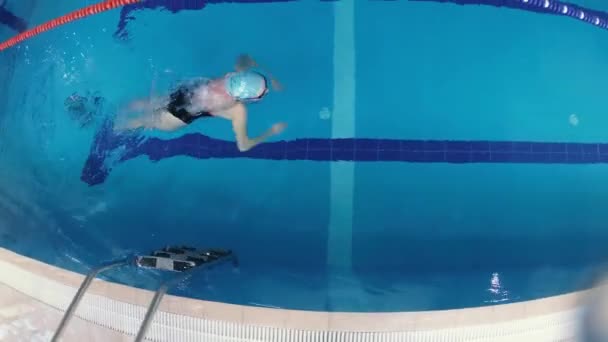 Αθλητική Κολυμβήτρια Φόρμα Γυαλιά Κατάδυσης Σκουφάκι Κολύμβησης Προπονείται Στην Πισίνα — Αρχείο Βίντεο