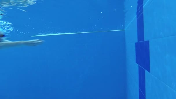 Sportos Úszó Melegítőben Búvárszemüvegben Úszósapkában Edz Medencében Sportoló Víz Alatt — Stock videók