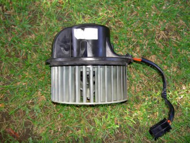 Elektrikli vantilatör arabadan çıkarılmış, çimlerin üzerine yerleştirilmiş, görüş açısı, görüntü