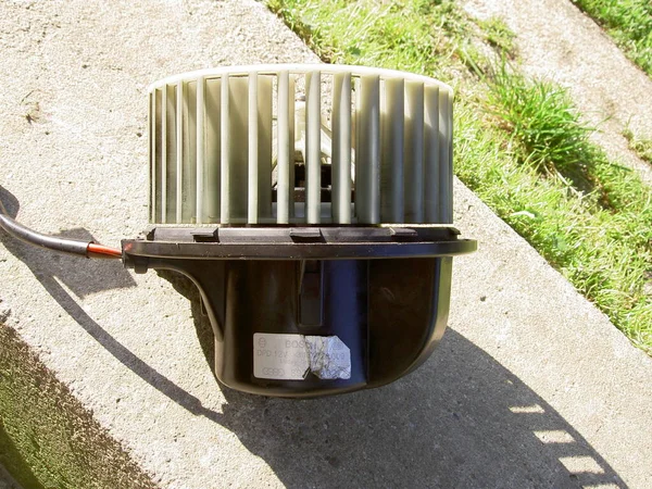 Ventilador Eléctrico Retirado Del Coche Colocado Sobre Hormigón Imagen — Foto de Stock