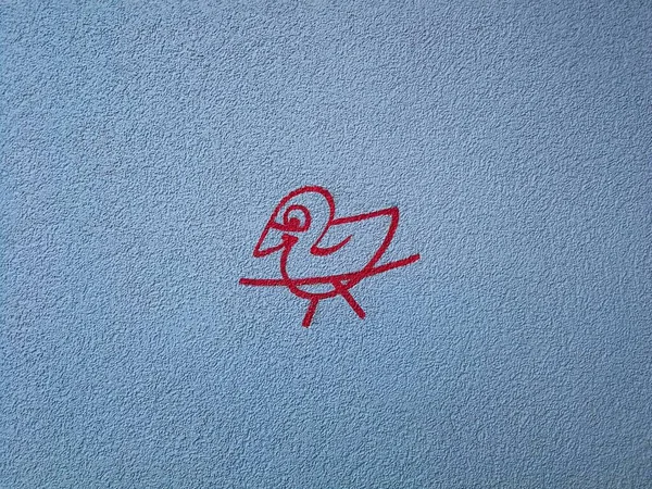 Картина Птицы Красной Краске Голубой Лазурной Стене Изображение — стоковое фото