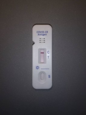 Koyu bir arkaplan üzerinde covid negatif için antijen testi, resim