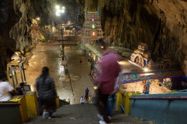 Batu Mağaraları, Malezya - Kasım 04, 2019: Batu Mağaralarındaki Hindu tapınaklarına, Kuala Lumpur, Malezya 'nın kuzeyindeki ünlü ibadethane ve hacca erişim