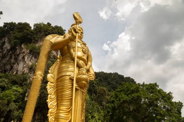 Hindu savaş tanrısı Sri Muruga heykeli, Gombak Bölgesi, Selangor, Malezya 'daki Batu Mağaralarının erişim alanını koruyor.