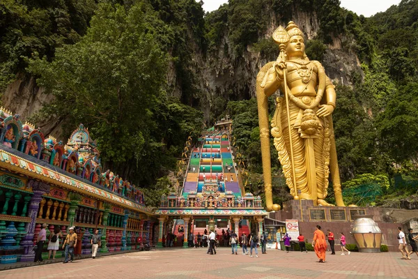 Batu Mağaraları, Malezya - Kasım 04, 2019: Malezya 'nın Gombak İlçesi, Selangor, Malezya' daki devasa Sri Muruga heykeli tarafından korunan Batu Mağaralarının giriş ve giriş alanı