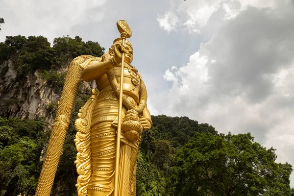 Hindu savaş tanrısı Sri Muruga heykeli, Gombak Bölgesi, Selangor, Malezya 'daki Batu Mağaralarının erişim alanını koruyor.