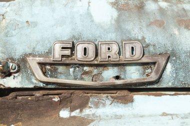 Pilcopata, Peru - 12 Nisan 2014: Küçük Pilcopata kasabasının çevresinde eski, paslı ve terk edilmiş bir Ford kamyonun yakın plan logosu