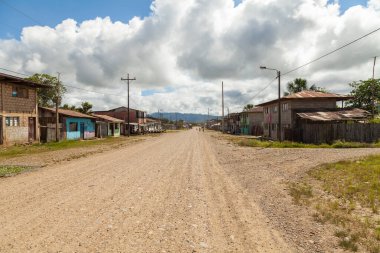 Pilcopata, Peru - 12 Nisan 2014: Pilcopata 'nın küçük bir kasabasındaki birkaç ev, toprak bir sokak hizasına geldi