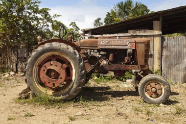 Pilcopata, Peru - 12 Nisan 2014: Eski bir traktör, Mc Cormick International Farmall, Pilcopata sokaklarından birinde tamamen paslanmış ve terk edilmiş.