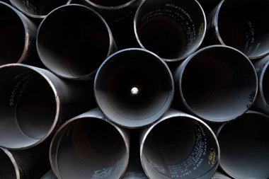 Labuan Bajo, Endonezya - 25 Ağustos 2019: Labuan Bajo limanına istiflenmiş koyu metal boruların dokusu