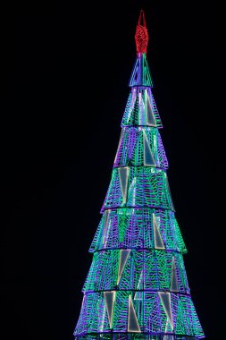 Madrid, İspanya - 27 Kasım 2020: Mavi ışıklarla aydınlatılmış dev bir yapay Noel ağacı, geceleri Puerta del Sol 'u süslüyor