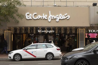 Madrid, İspanya - 25 Kasım 2020: Goya Caddesi 'ndeki El Corte Ingles şirketinin büyük giyim mağazalarından birine çok kalabalık bir erişim alanı