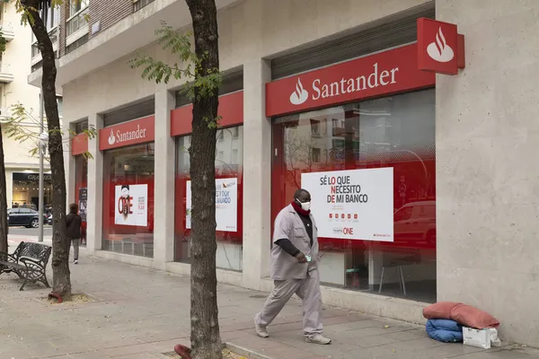 西班牙马德里 2020年11月25日 银行办事处向公众开放 位于Narvaez街的桑坦德银行 Donell街角 — 图库照片