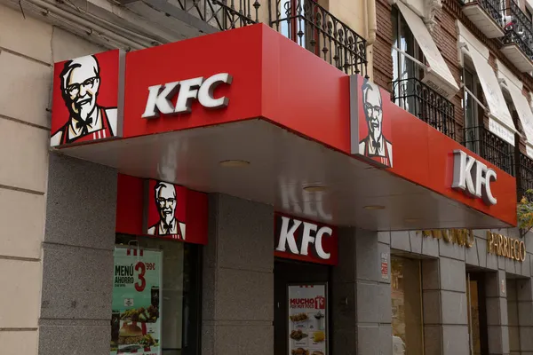 西班牙马德里 2020年11月25日 肯德基快餐餐饮公司的标志 肯德基 肯德基 肯德基 肯德基的炸鸡 位于其一家商店的立面 位于戈亚街 — 图库照片
