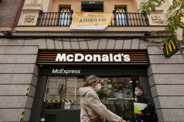 西班牙马德里 2020年11月25日 几个人走在位于戈亚街的麦当劳快餐馆前面 — 图库照片