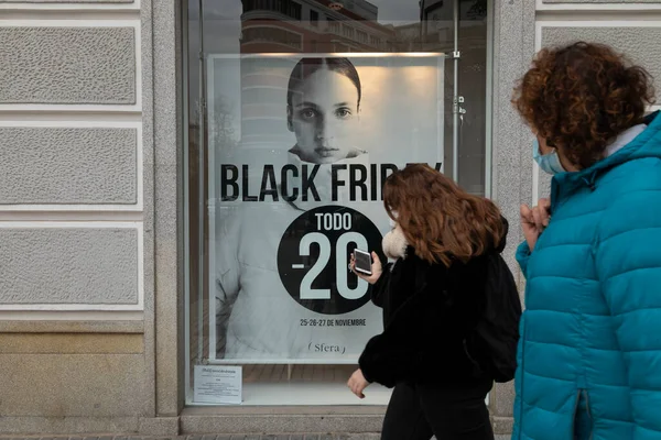 西班牙马德里 2020年11月25日 两名妇女走到一家Sfera服装店的橱窗前 商店橱窗里挂着一个黑色星期五的告示 上面标着 Goya街 — 图库照片