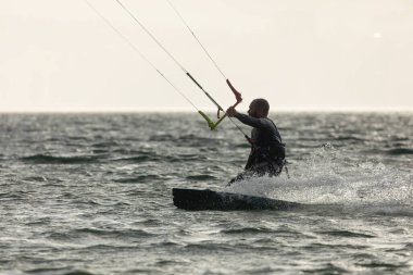 Ortigueira, İspanya - 18 Ağustos 2020: Kitesurfer güzel bir deniz manzarasının ortasında Rias Altas 'ta spor, uçurtma sörfü veya uçurtma sörfü yapıyor.
