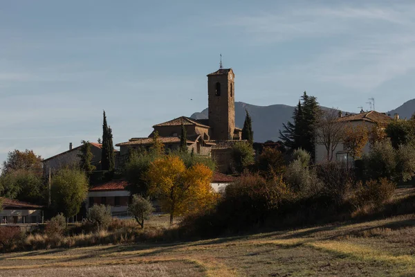 Küçük Bailo Kasabasının Sonbahar Silueti San Fructuoso Kilisesinin Kulesiyle Jacetania — Stok fotoğraf