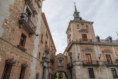 Madrid, İspanya - 27 Aralık 2020: Casa de la Villa manzarası, Casa de Cisneros 'un yanında, şehir merkezindeki Plaza de la Villa' dan tarihi binalar, bulutlu bir günde