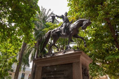 Cartagena de Indias, Kolombiya - 21 Kasım 2010: Bolivar parkındaki tarihi şehir merkezinde Simon Bolivar 'ın bronz binicilik heykeli