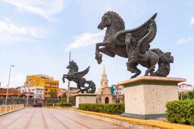 Cartagena de Indias, Kolombiya - 21 Kasım 2010: Los Pegasos 'un ünlü heykelleri ve heykelleri, şehrin tarihi merkezinde, Saat Kulesi Anıtı yakınlarında