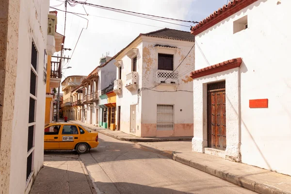 Cartagena Indias Colômbia Novembro 2010 Táxi Atravessa Uma Das Ruas — Fotografia de Stock