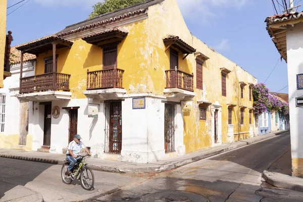 Cartagena Indias Colômbia Novembro 2010 Homem Bicicleta Atravessa Rua Santisimo — Fotografia de Stock