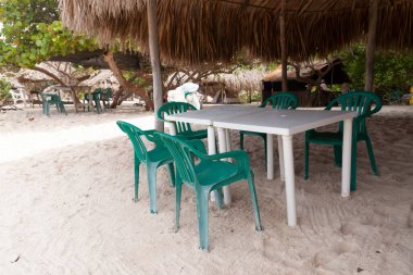 Cartagena de Indias, Kolombiya - 22 Kasım 2010: Kolombiya 'nın Karayipler kıyısındaki Isla Baru sahilindeki bir gıda tezgahındaki boş masalar