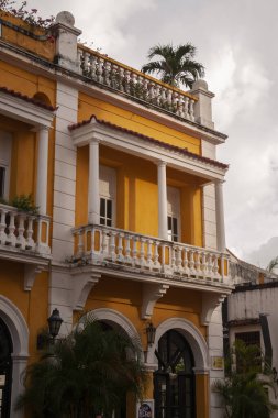 Cartagena de Indias, Kolombiya - 23 Kasım 2010: Öğleden sonranın son ışıkları, San Pedro Claver Meydanı 'nın tarihi merkezindeki sömürge binalarından birini aydınlat.