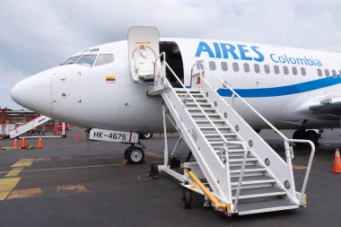 Cartagena de Indias, Kolombiya - 24 Kasım 2010: Rafael Nunez Uluslararası Havalimanı terminallerinden birinde yolcu bekleyen AIRES yolcu uçağı