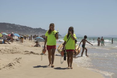 Zahara de los Atunes, İspanya - Eylül 04, 2021: Cankurtaran servisinde çalışan iki kadın, Cadiz plajı boyunca yürüyor