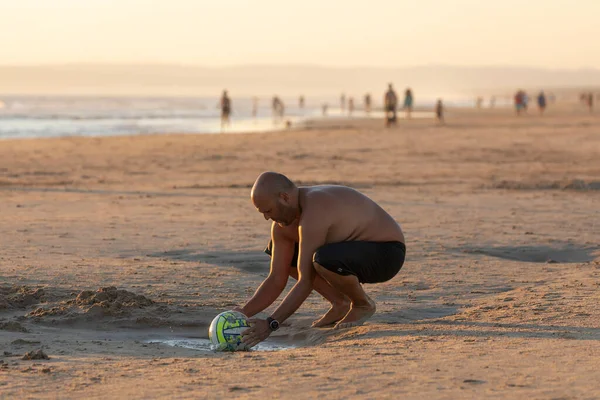 Zahara Los Atunes Spagna 2021 Uomo Pulisce Sabbia Attaccata Pallone — Foto Stock