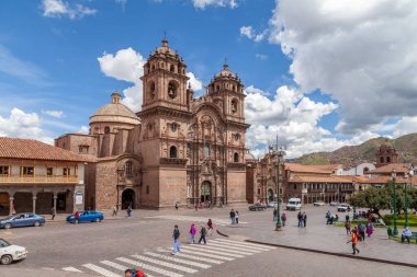 Cuzco, Peru - 09 Nisan 2014: Cuzco Plaza de Armas manzarası, insanlar ve biraz trafik, ve şehrin tarihi merkezi olan İsa Şirketi Kilisesi