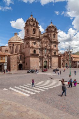 Cuzco Plaza de Armas manzarası, insanlar ve biraz trafik, ve şehrin tarihi merkezi olan İsa 'nın Şirketi Kilisesi..