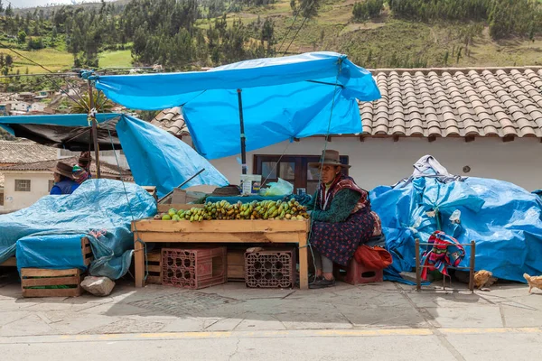 Paucartambo Περού Απρίλιος 2014 Μια Ηλικιωμένη Αυτόχθονη Γυναίκα Πουλάει Μπανάνες — Φωτογραφία Αρχείου