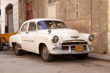 Havana, Küba - 23 Mart 2010: Eski bir Chevrolet, 1950 'lerden kalma klasik bir Amerikan arabası, Eski Havana bölgesinde bir caddeye park edilmiş.