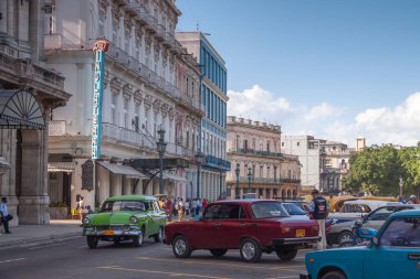 Havana, Küba - 23 Mart 2010: Inglaterra Oteli, Havana şehir merkezindeki Paseo de Marti 'de ve 1950 ve 1970' lerden kalma birçok klasik Amerikan ve Sovyet arabası park yerine park edildi.