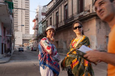 Havana, Küba - 24 Mart 2010: Cayo Hueso bölgesinde bir sokakta bir grup turist, iki kadın ve bir erkek