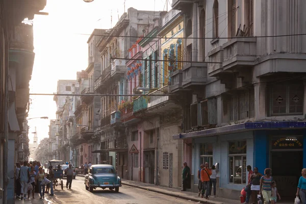 Havana Cuba Março 2010 Edifícios Coloridos Pintados Luz Final Tarde — Fotografia de Stock