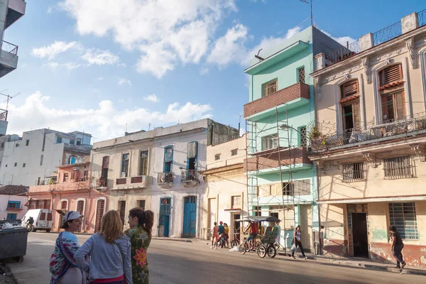 Havana Cuba Março 2010 Edifícios Coloridos Pintados Luz Final Tarde — Fotografia de Stock