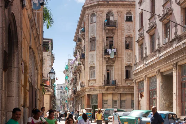 Havana Cuba Março 2010 Pessoas Carros Uma Rua Animada Bairro — Fotografia de Stock