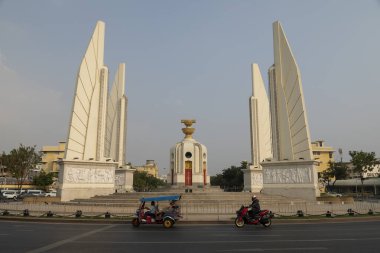 Bangkok, Tayland - 21 Ocak 2020: Ratchadamnoen Klang Rd 'daki Demokrasi Anıtı' nın genel görünümü, takip eden askeri rejimlere karşı çok sayıda protestoya sahne oldu.