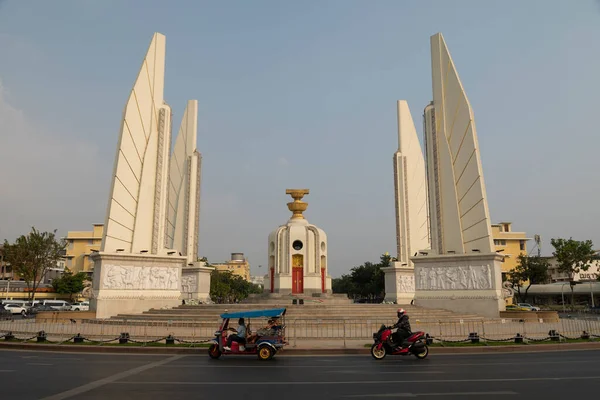 Бангкок Таиланд Января 2020 Года Общий Вид Памятника Демократии Ratchadamnoen — стоковое фото