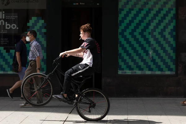 Σαραγόσα Ισπανία Αυγούστου 2021 Ένα Νεαρό Ατημέλητο Αγόρι Χορεύει Ποδήλατό — Φωτογραφία Αρχείου