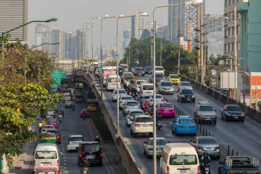 Bangkok, Tayland - 23 Ocak 2020: Thanon Chaturathit yolu, Thanon Phaya Thai alt bölgesi, Ratchathewi ilçesi, Bangkok, Tayland