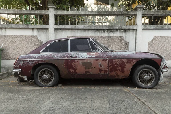 バンコク2020年1月23日 1960年代の古いMg車が路地に捨てられ バンコク — ストック写真